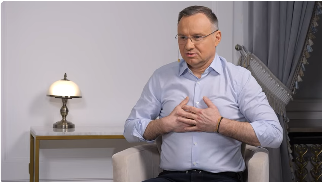 Andrzej Duda w niebieskiej koszuli