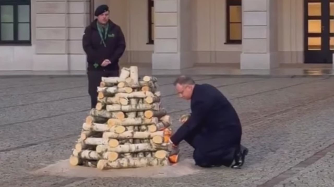 Andrzej Duda rozpalił ognisko pod Pałacem Prezydenckim. Internauci komentują memami!