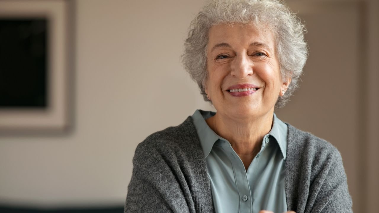 Starsza uśmiechnięta kobieta
