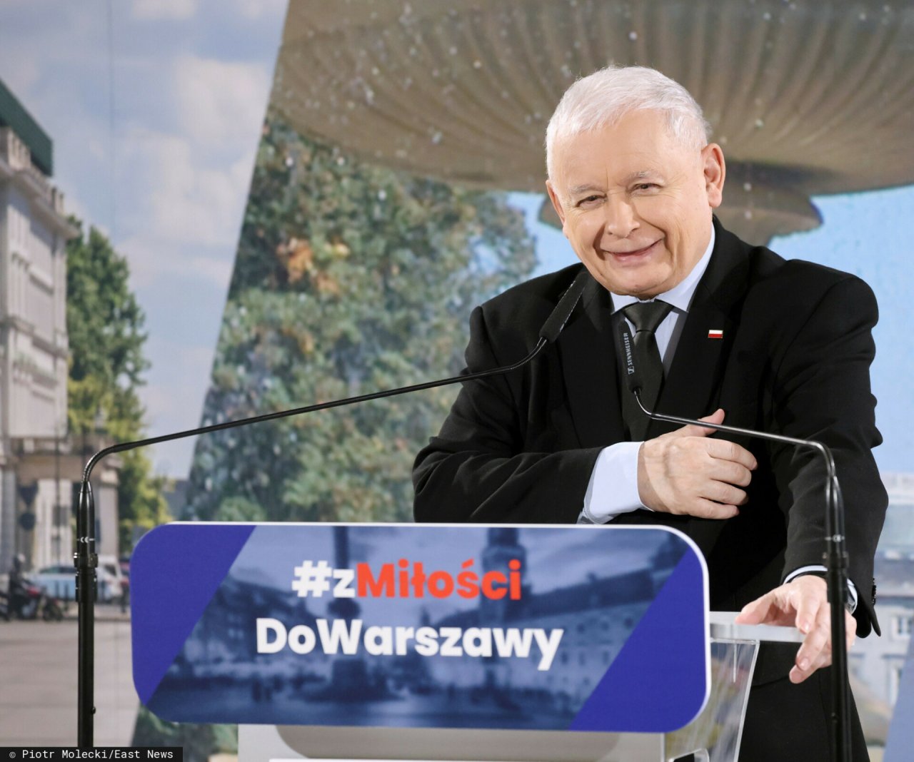 Jarosław Kaczyński uśmiechnięty w czarnym garniturze