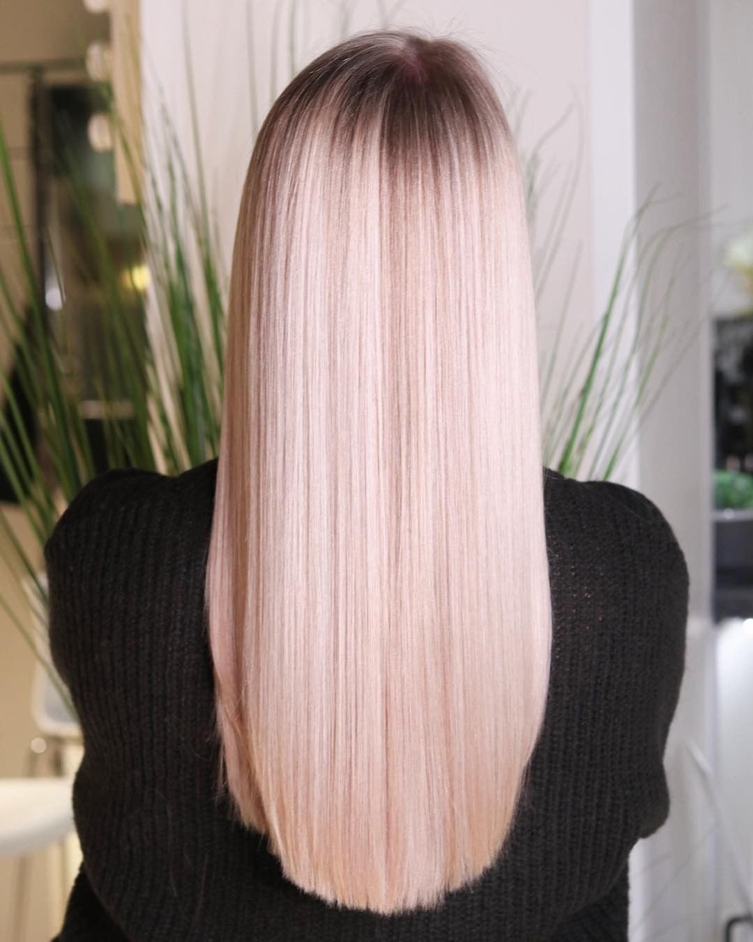 Ujęcie na proste i długie włosy w odcieniu różany blond.