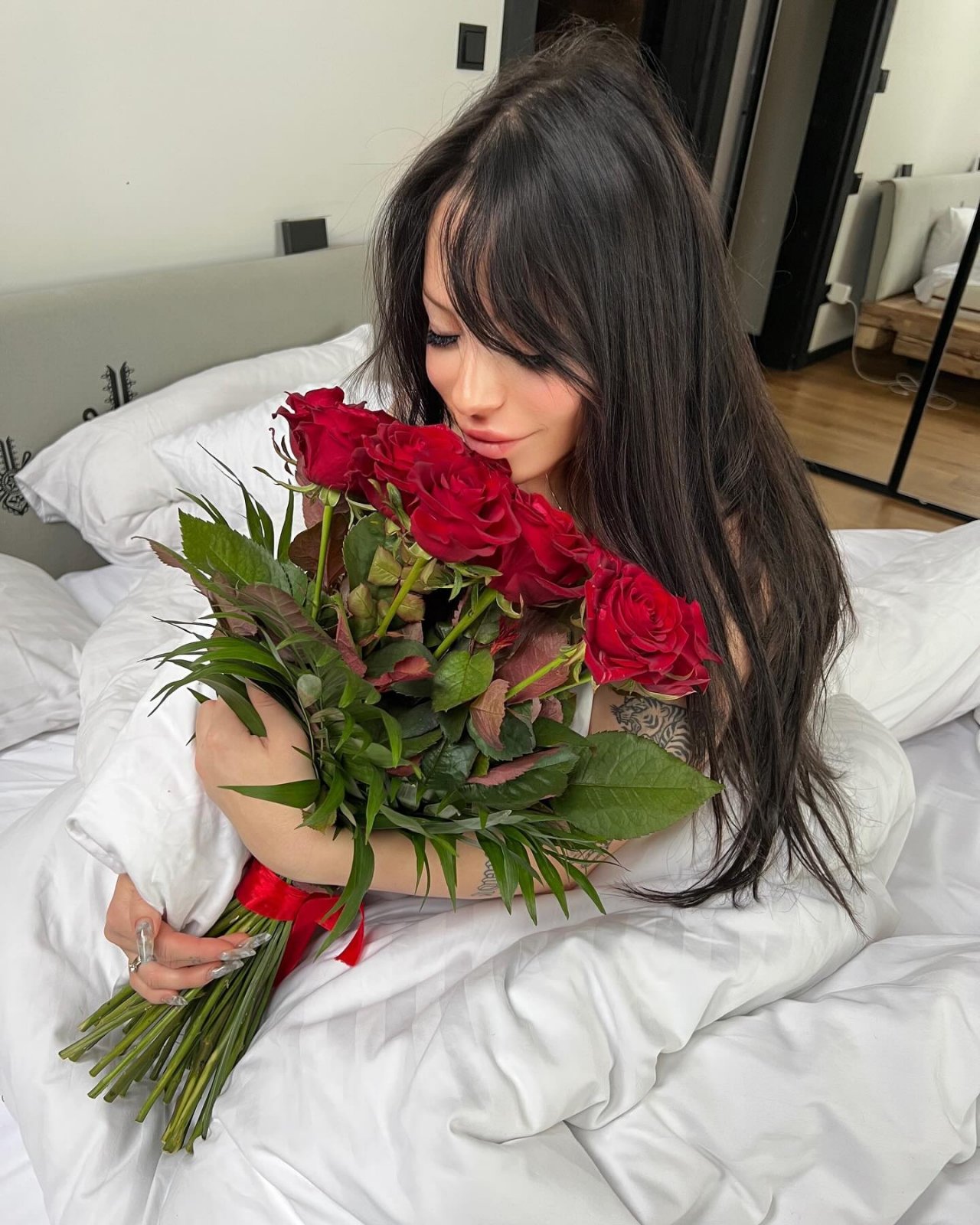 Sylwia Szostak z bukietem czerwonych róż