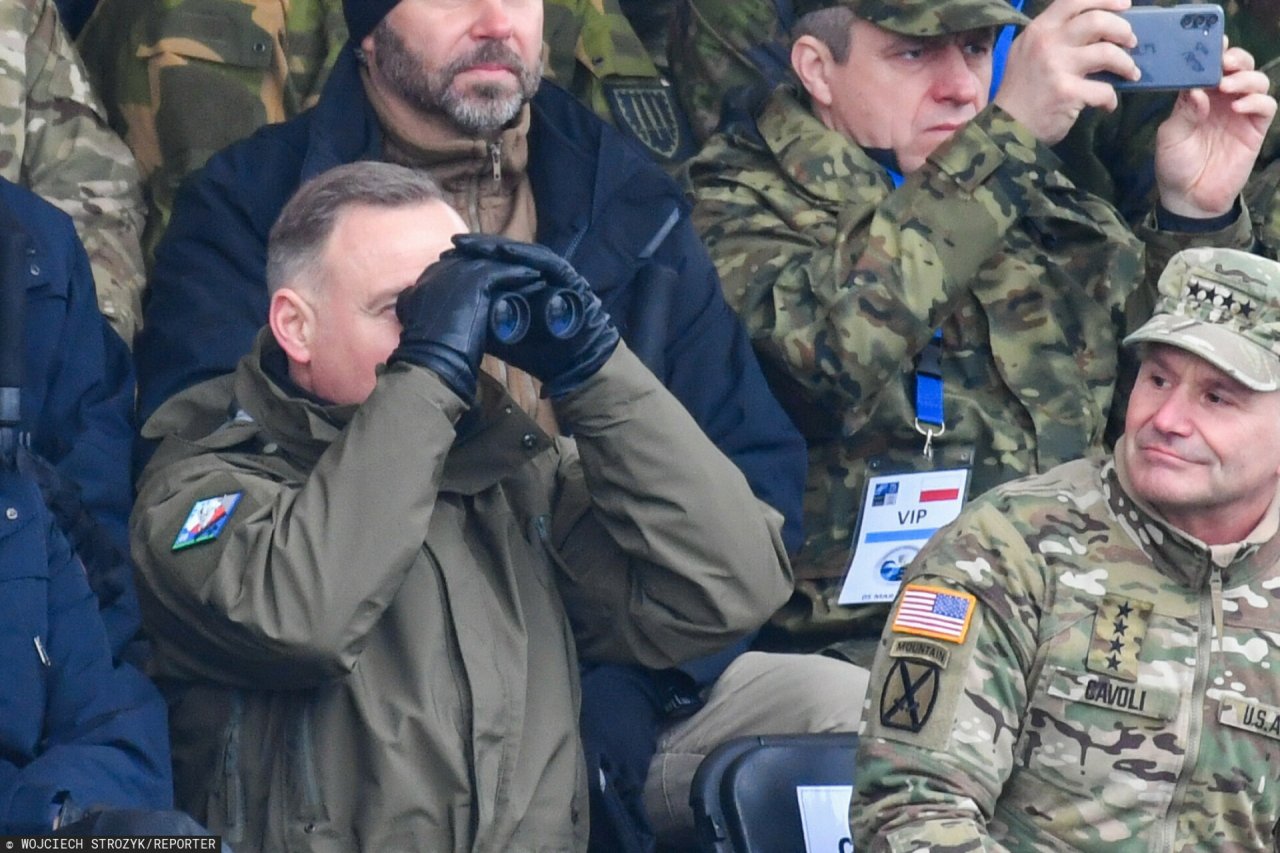 Andrzej Duda patrzy przez lornetkę