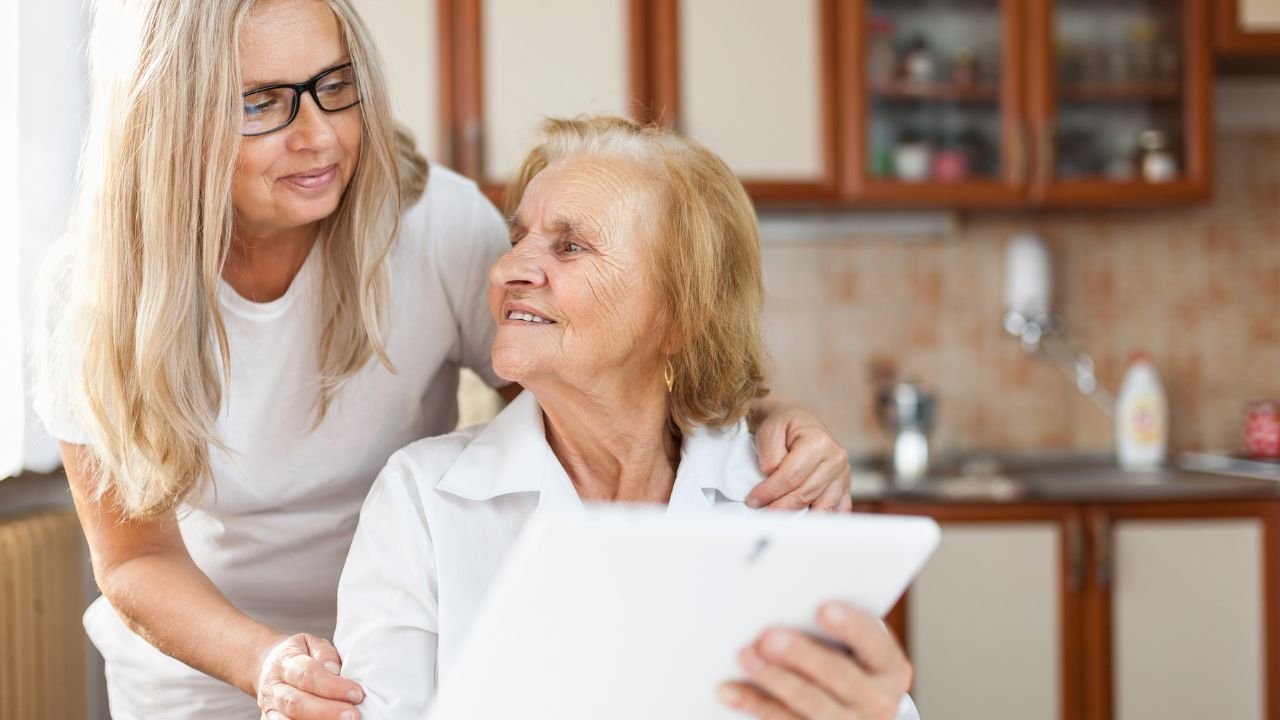 seniorka w białej koszuli patrzy na kobietę
