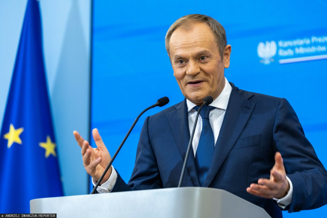 Donald Tusk w garniturze