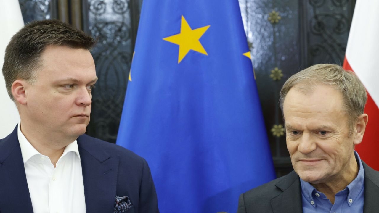 Uśmiechnięty Donald Tusk i Prymus Szymon Hołownia ostro się posprzeczali. Sojusz pęka w szwach, a przyszłość wisi na włosku...