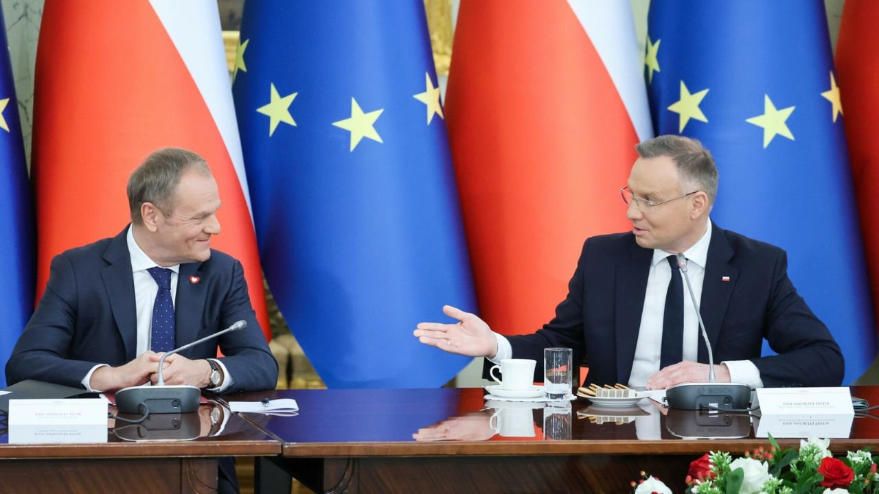 Andrzej Duda i Donald Tusk osobno lecą do USA. Prezydent wykorzystuje ten czas na... wykład. Są memy!
