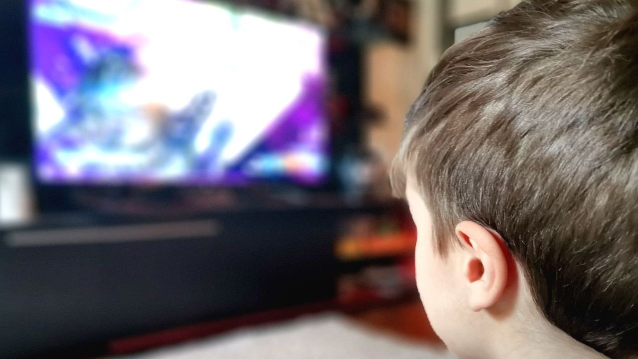 chłopiec ogląda telewizję