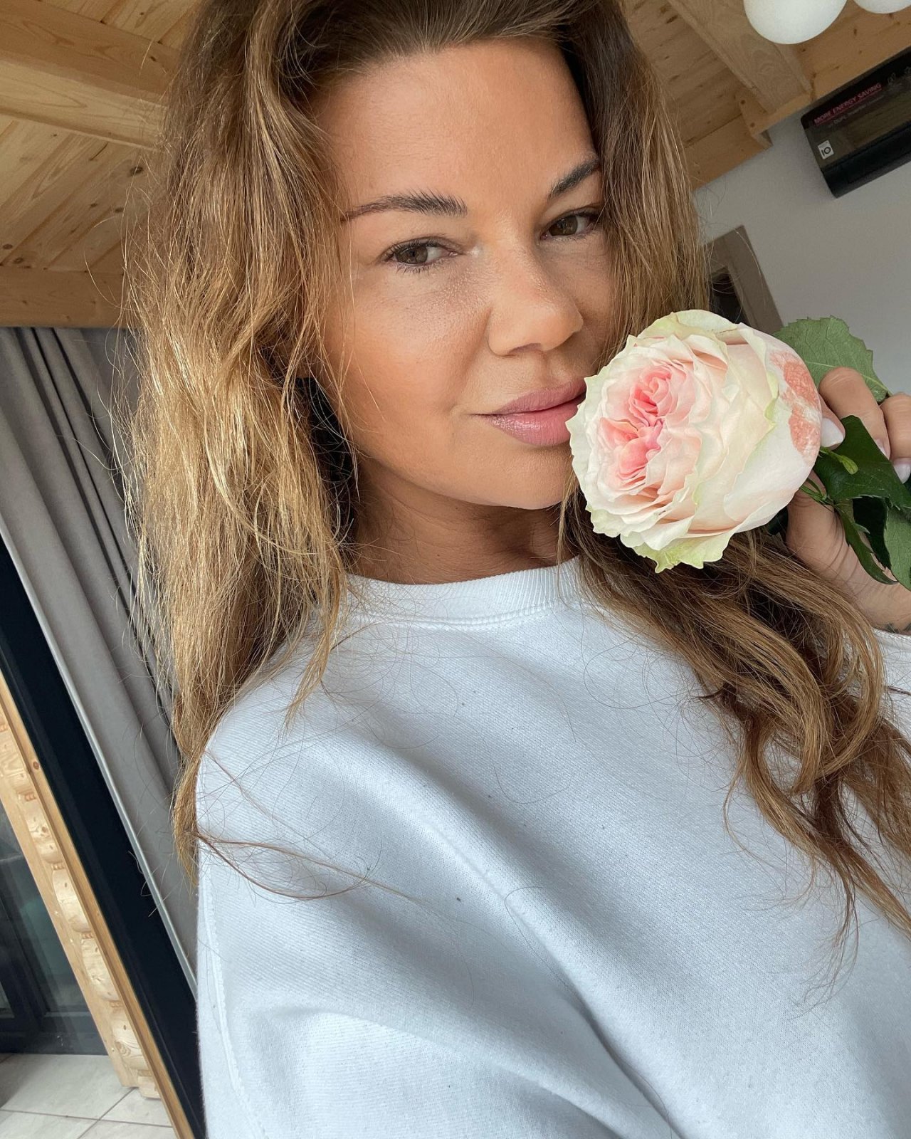Edyta Górniak w białej bluzie z różą