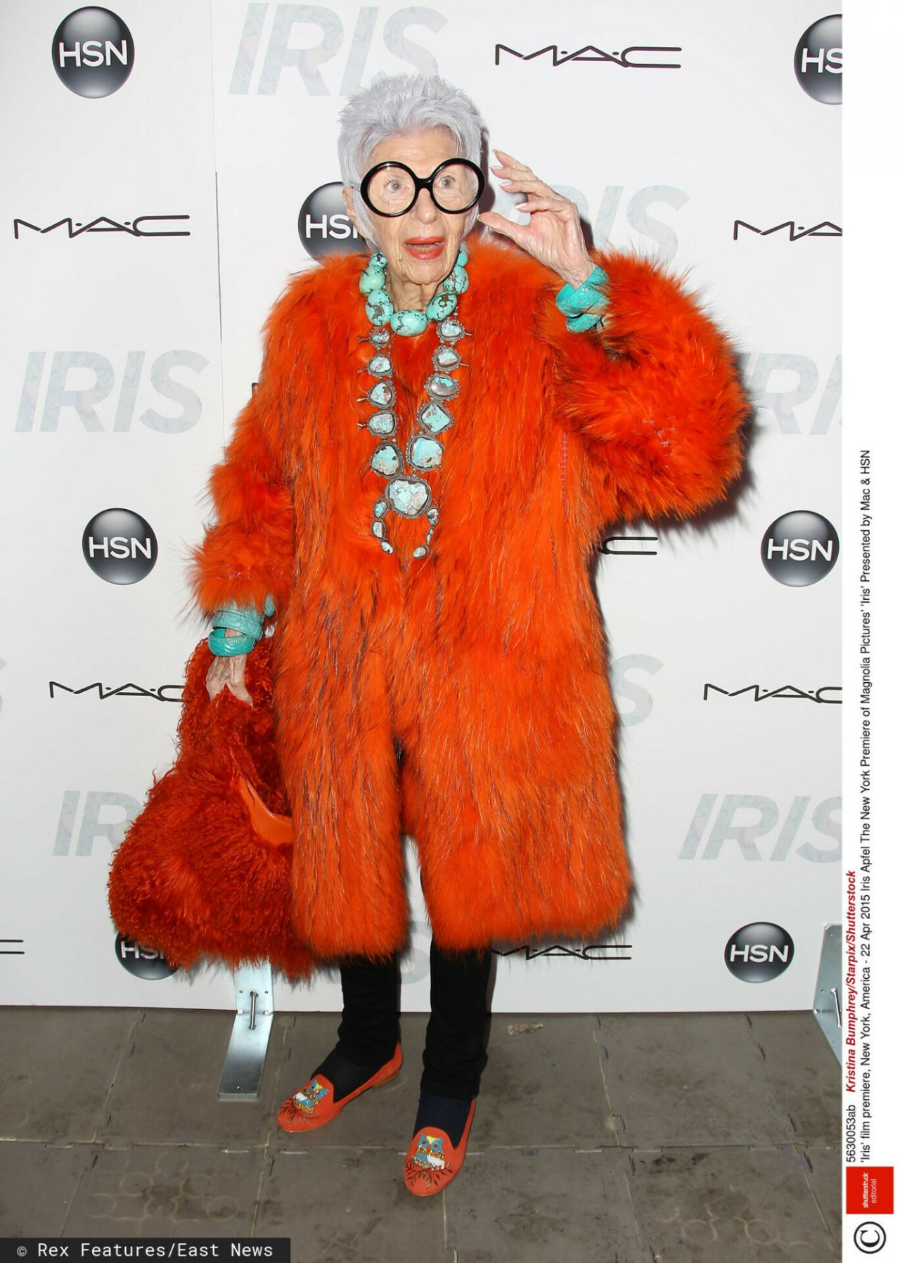 iris Apfel w czerwonym płaszczu