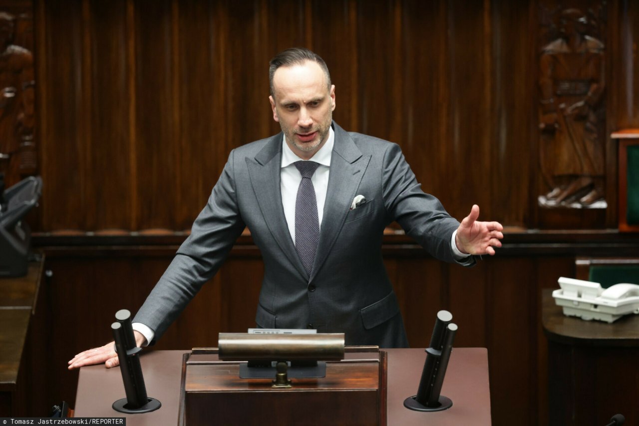 Janusz popłynął na mównicy i pomylił najważniejszą datę dla kraju. Później było już tylko gorzej [wideo]