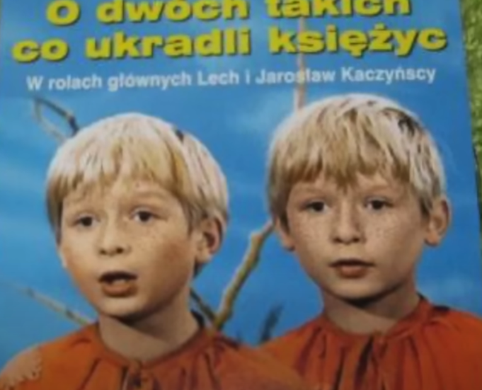 Okładka filmu "O dwóch takich co ukradli księżyc" z Lechem i Jarosławem Kaczyńskim
