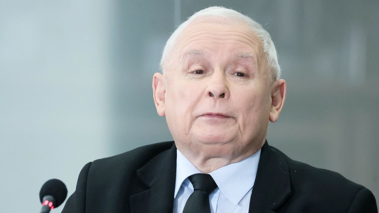 Jaro Kaczyński żyje poza czasem i przestrzenią? Założył zegarek do góry nogami [wpadka]