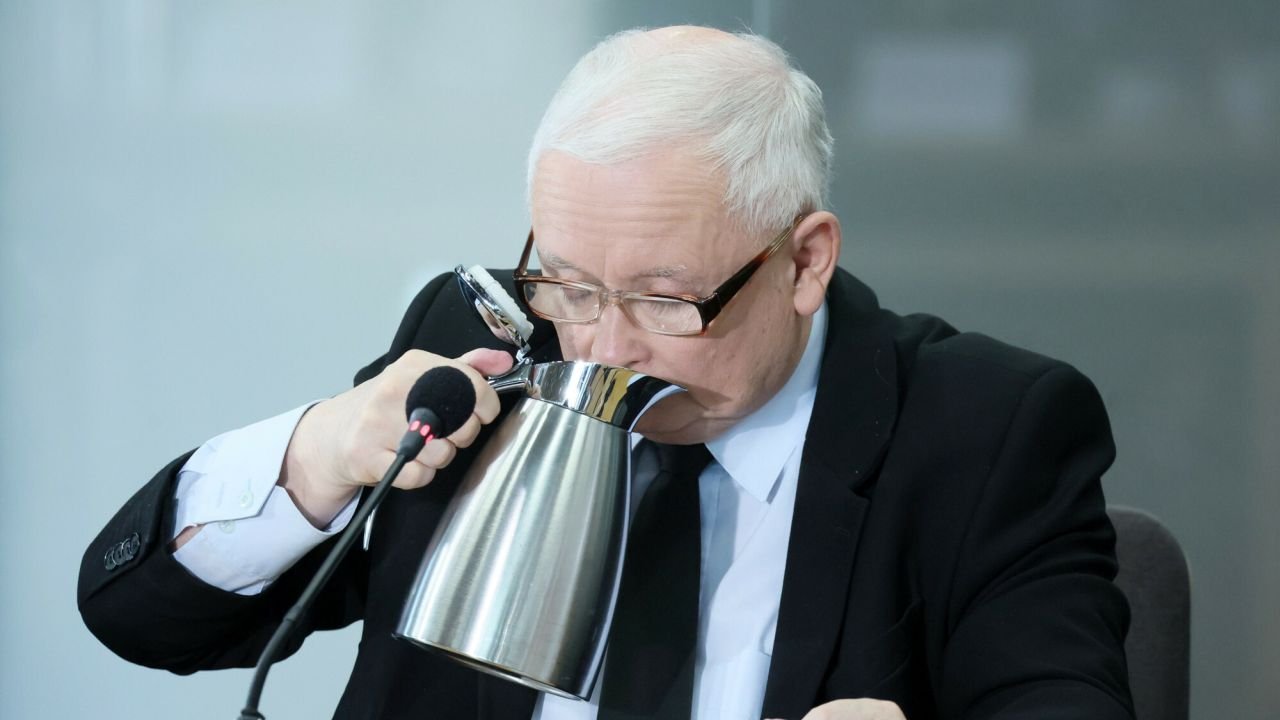 Jarosław Kaczyński przed komisją ds. Pegasusa - memy. Wąchanie czajnika, naleśniki i członkowie