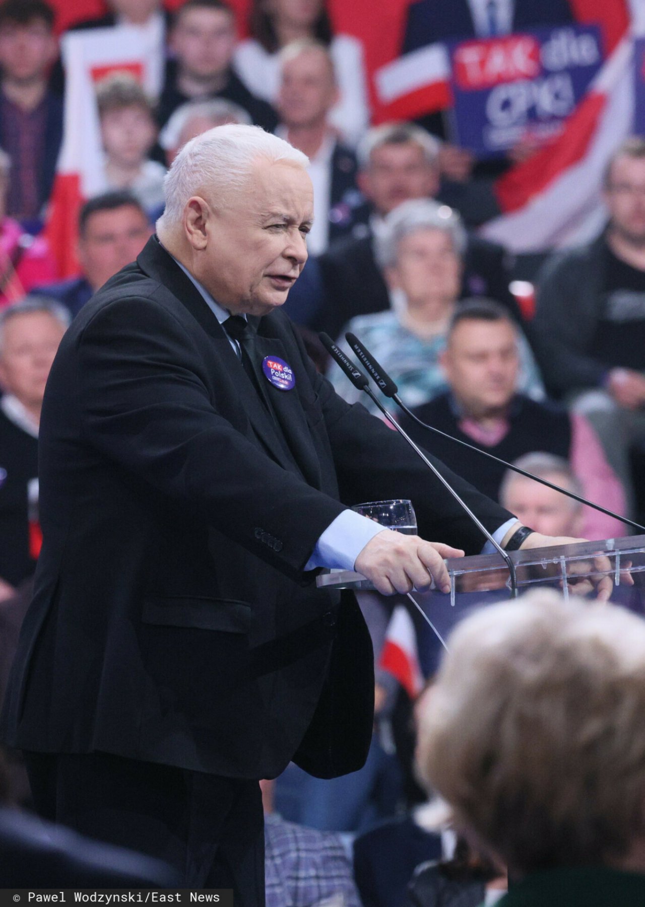 Jarosław Kaczyński na tle banera "jesteśmy na tak"