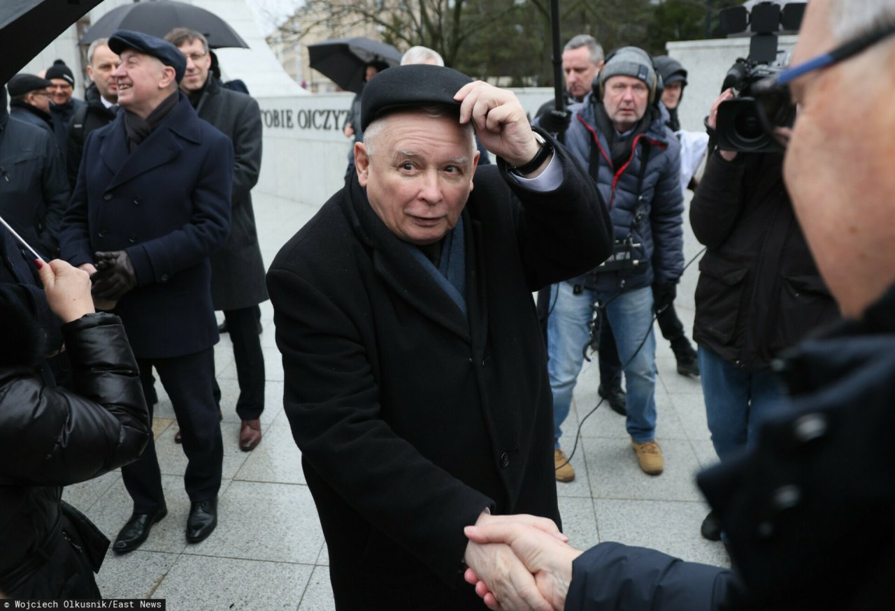 Jarosław Kaczyński unosi czapkę