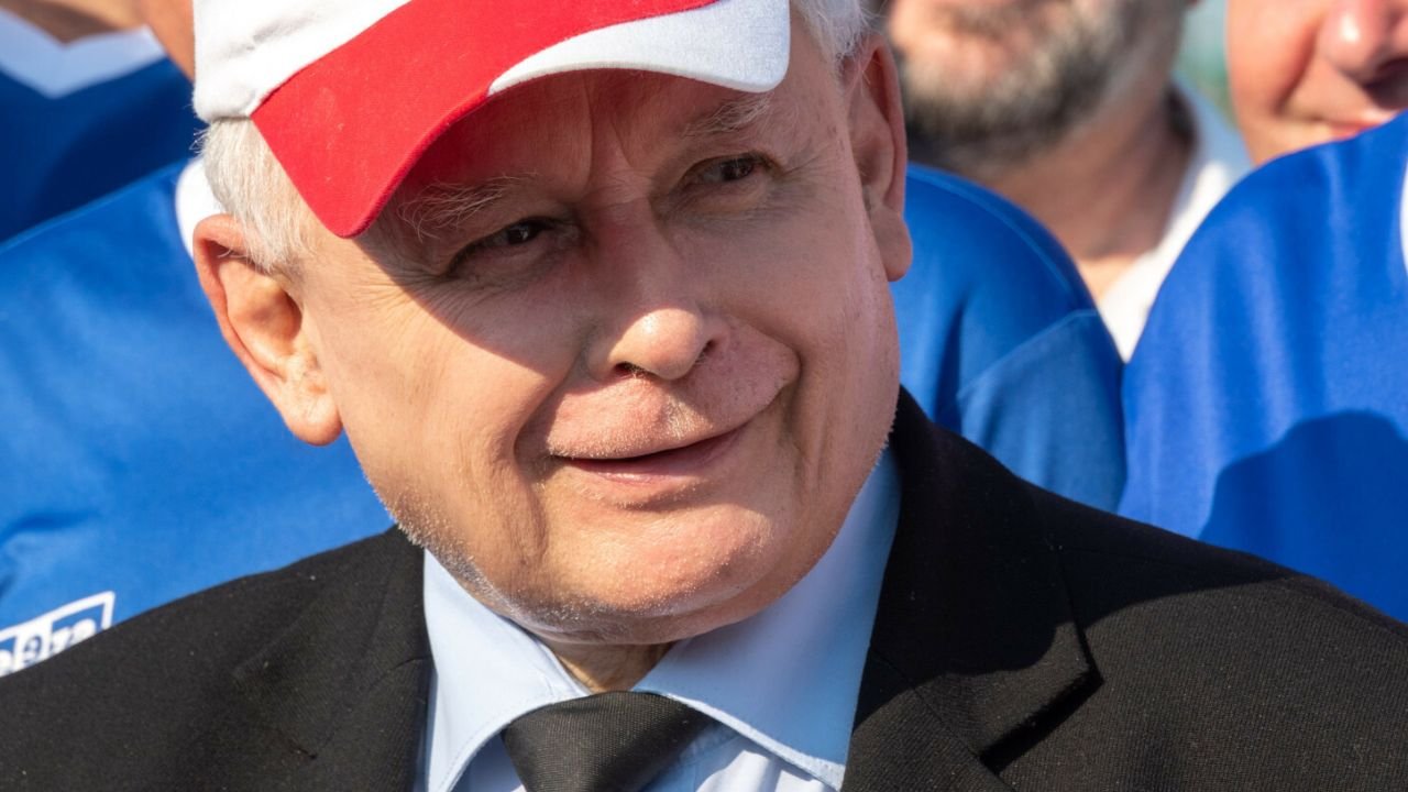 Polacy nadal nie pokochali Jareczka Kaczyńskiego kociarza? Powiedzieli wprost, co o nim sądzą