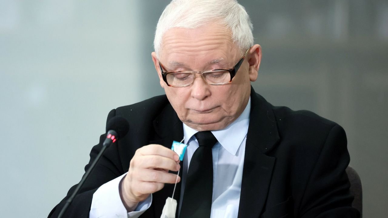Jarosław Kaczyński przed komisją ds. Pegasusa się wymigał. Złożył niekompletne przyrzeczenie [wideo]
