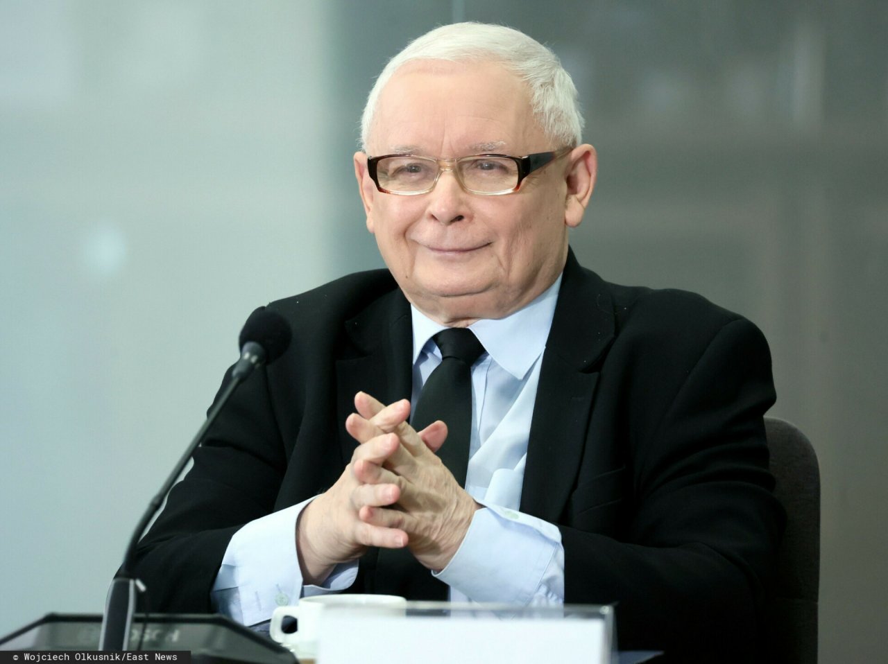 Jarosław Kaczyński uśmiechnięty w czarnej marynarce