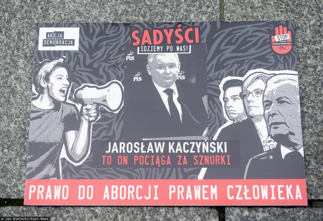 Julia Przyłębska, Jarosław Kaczyński, transparent