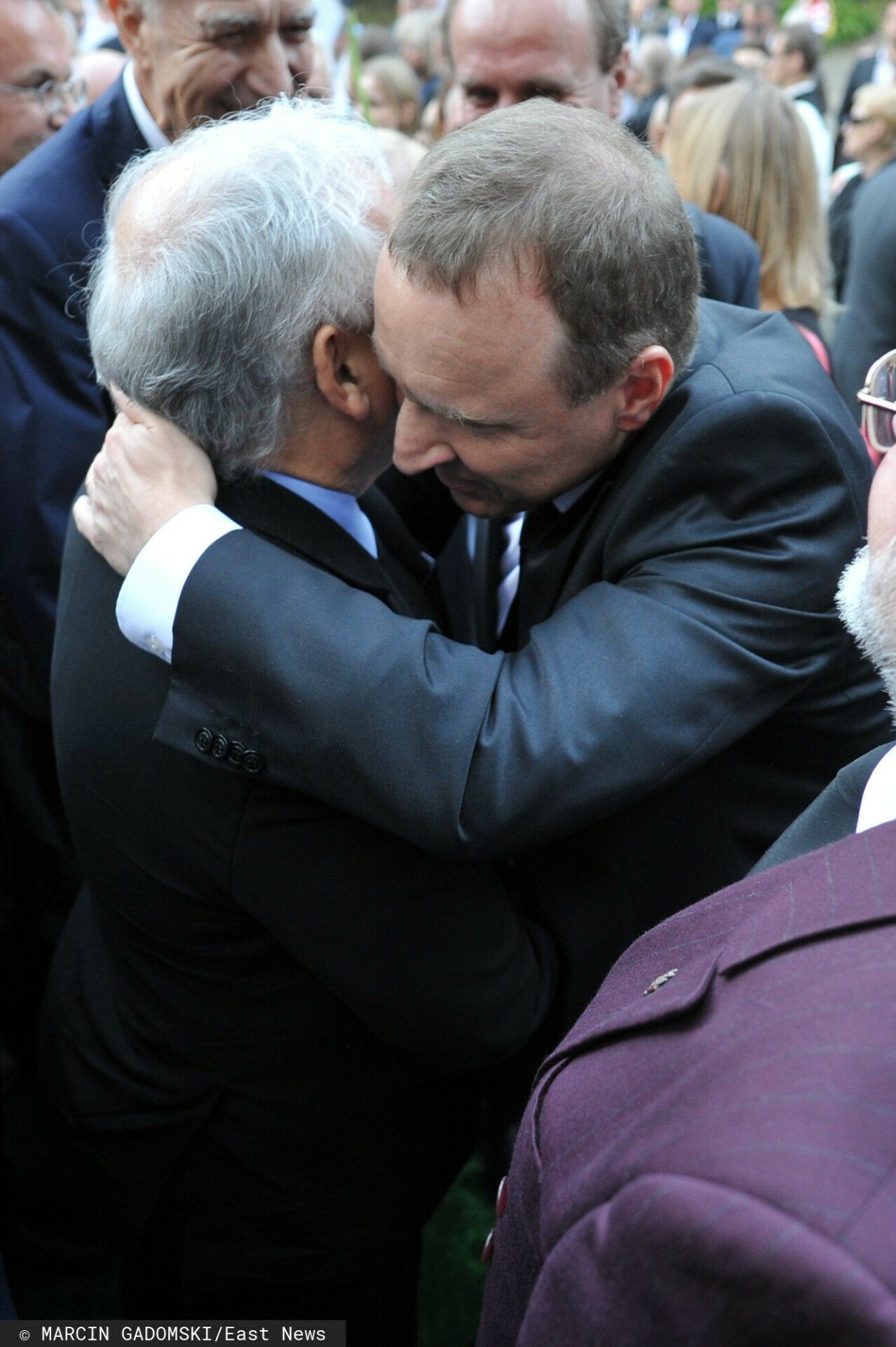 Kaczyński i Kurski przytulający się