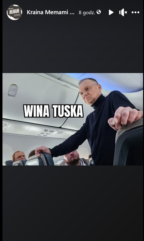 Andrzej Duda w samolocie napis