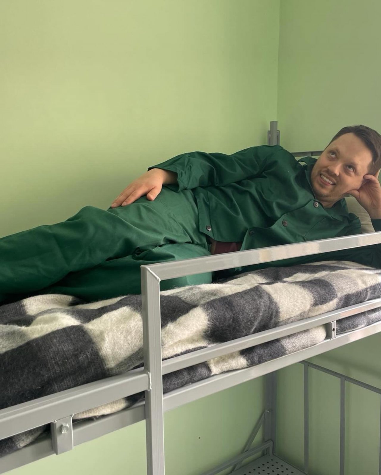 Michał Marszał w więzieniu w zielonym ubraniu