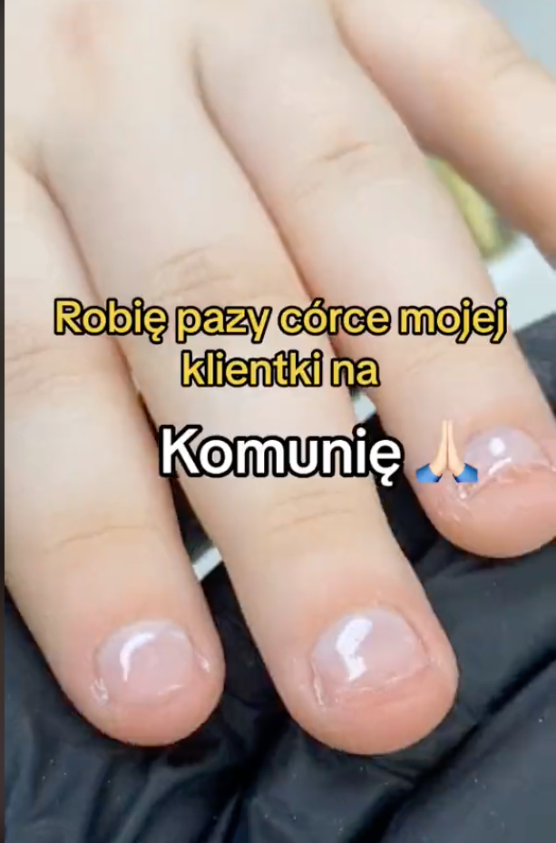 Fragment filmiku, na którym internautka pokazuje proces wykonywania manicure na komunię