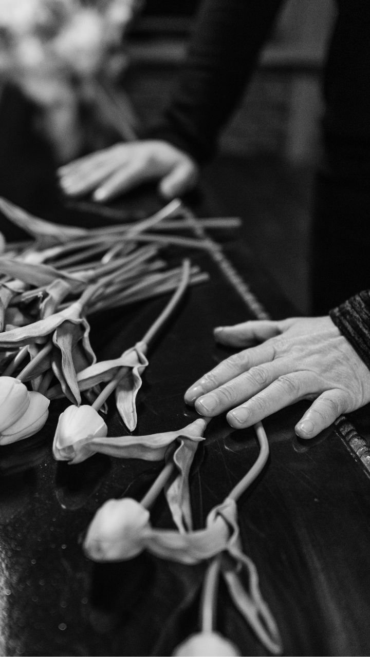 kwiaty leżące na trumnie