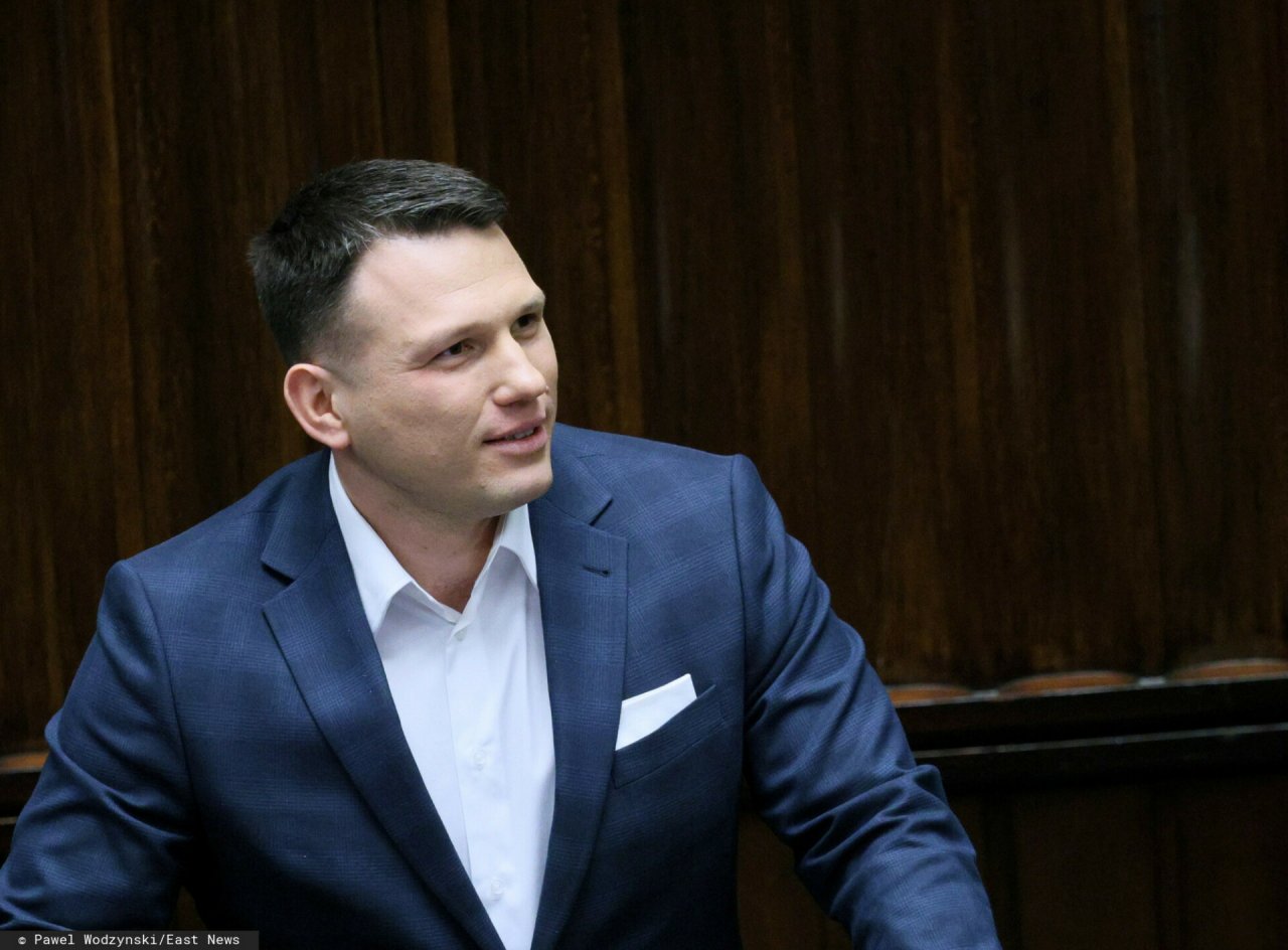 Sławomir Mentzen w granatowej marynarce i białej koszuli