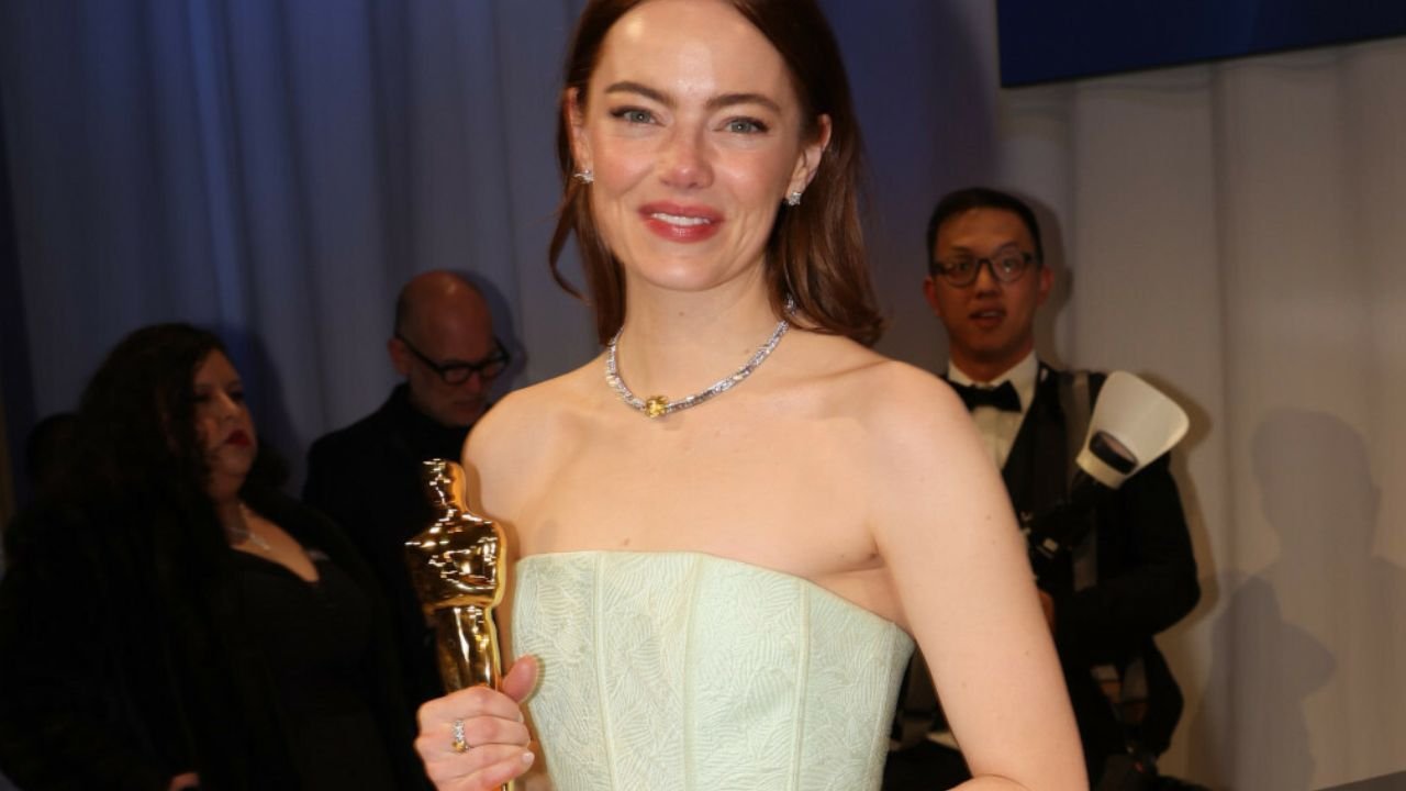 Emma Stone zaliczyła wpadkę podczas Oscarów. Pękła jej sukienka! Na scenie trzymała się za plecy [zdjęcia]