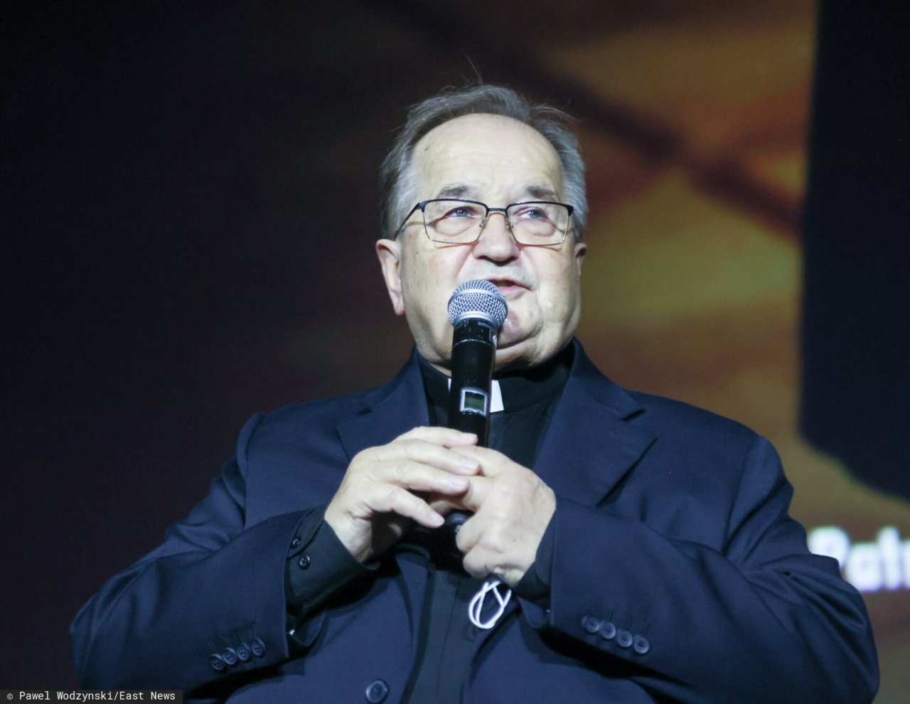 ojciec tadeusz rydzyk przemawia do mikrofonu