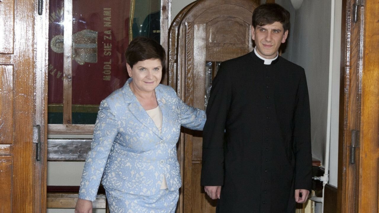 Beata Szydło z synem Tymoteuszem w sutannie