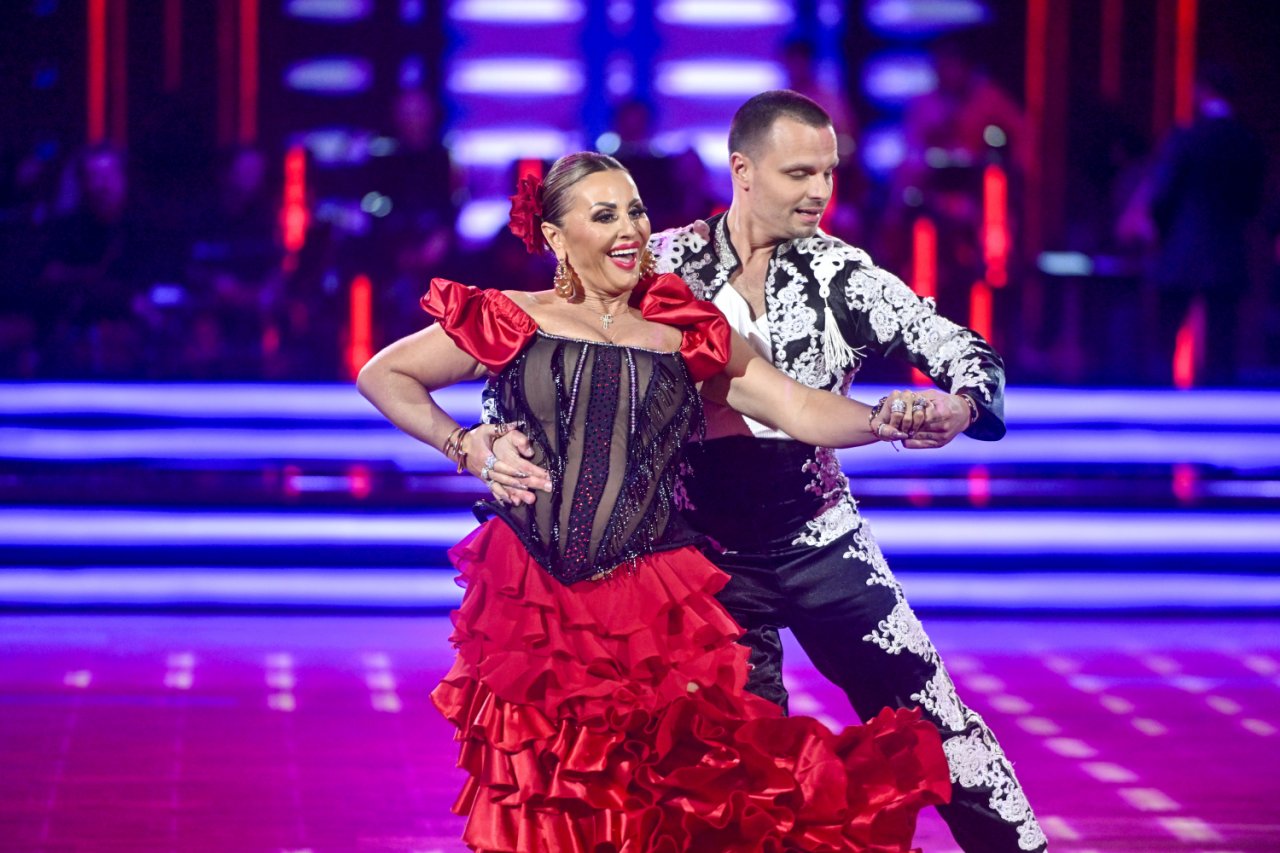 Dagmara Kaźmierska tańczy z Marcinem Hakielem