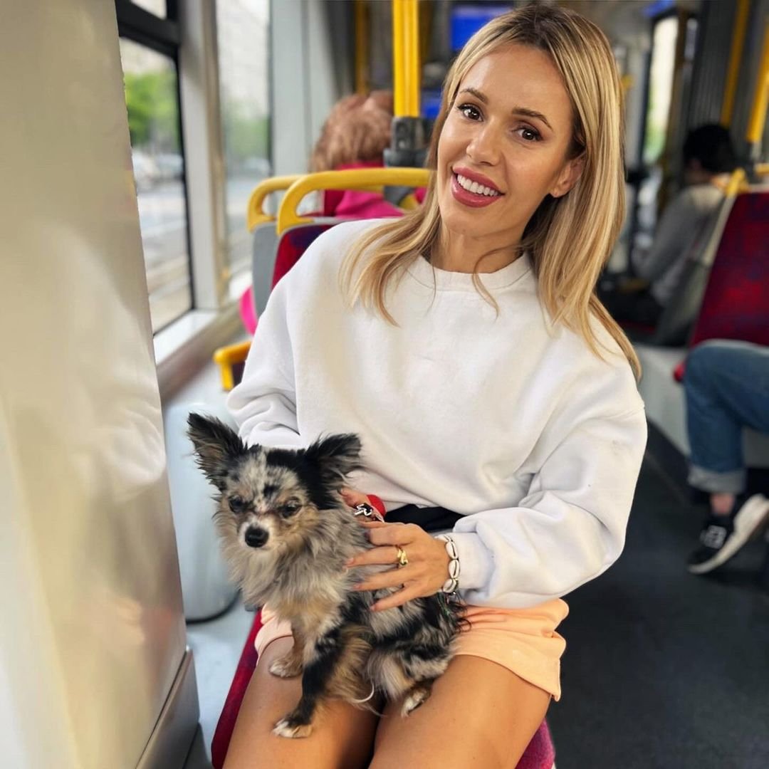 Doda trzyma psa na kolanach