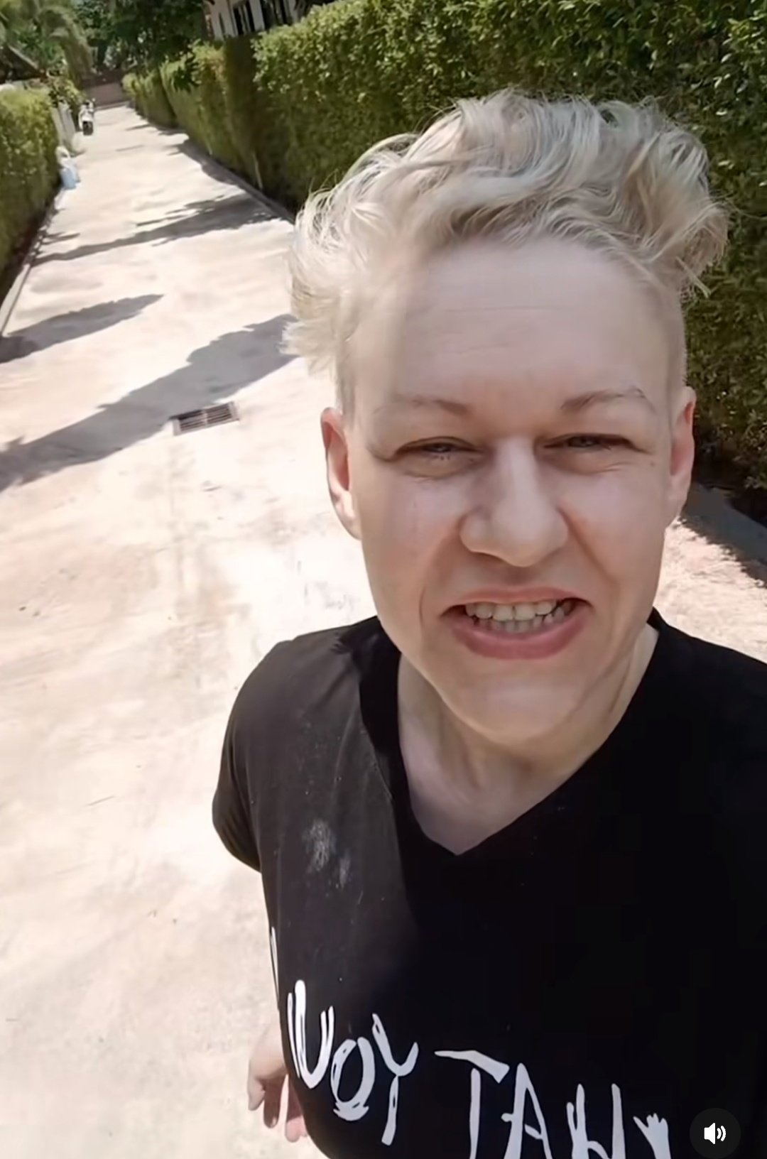Dominika Clarke przed swoim domem w Tajlandii