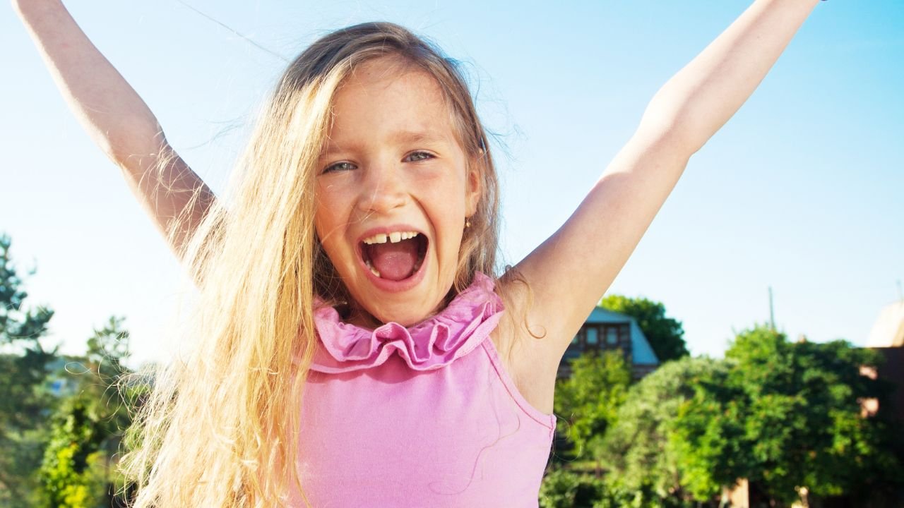 szczęśliwa dziewczynka w różowej bluzce