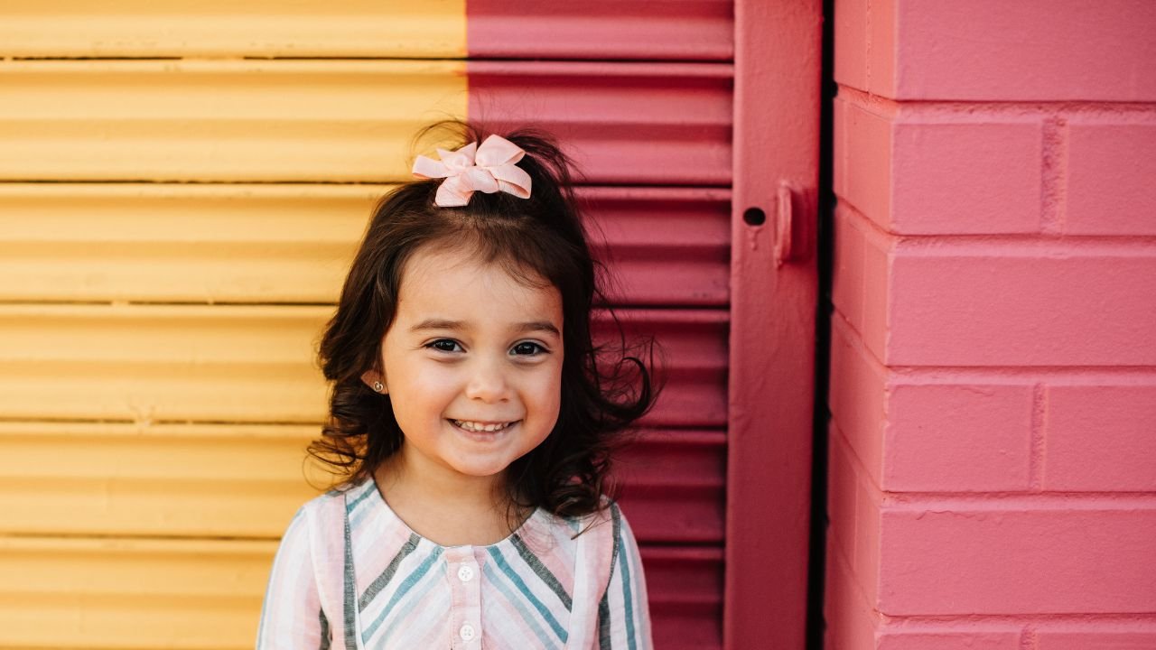 zbliżenie na twarz uśmiechniętej dziewczynki