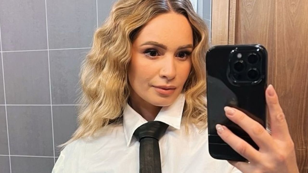 Ewelina Lisowska w mikroskopijnym opalaczu wdzięczy się na plaży. Ten jeden szczegół na zdjęciach z włoskiej Elby przykuwa całą uwagę [zdjęcie]