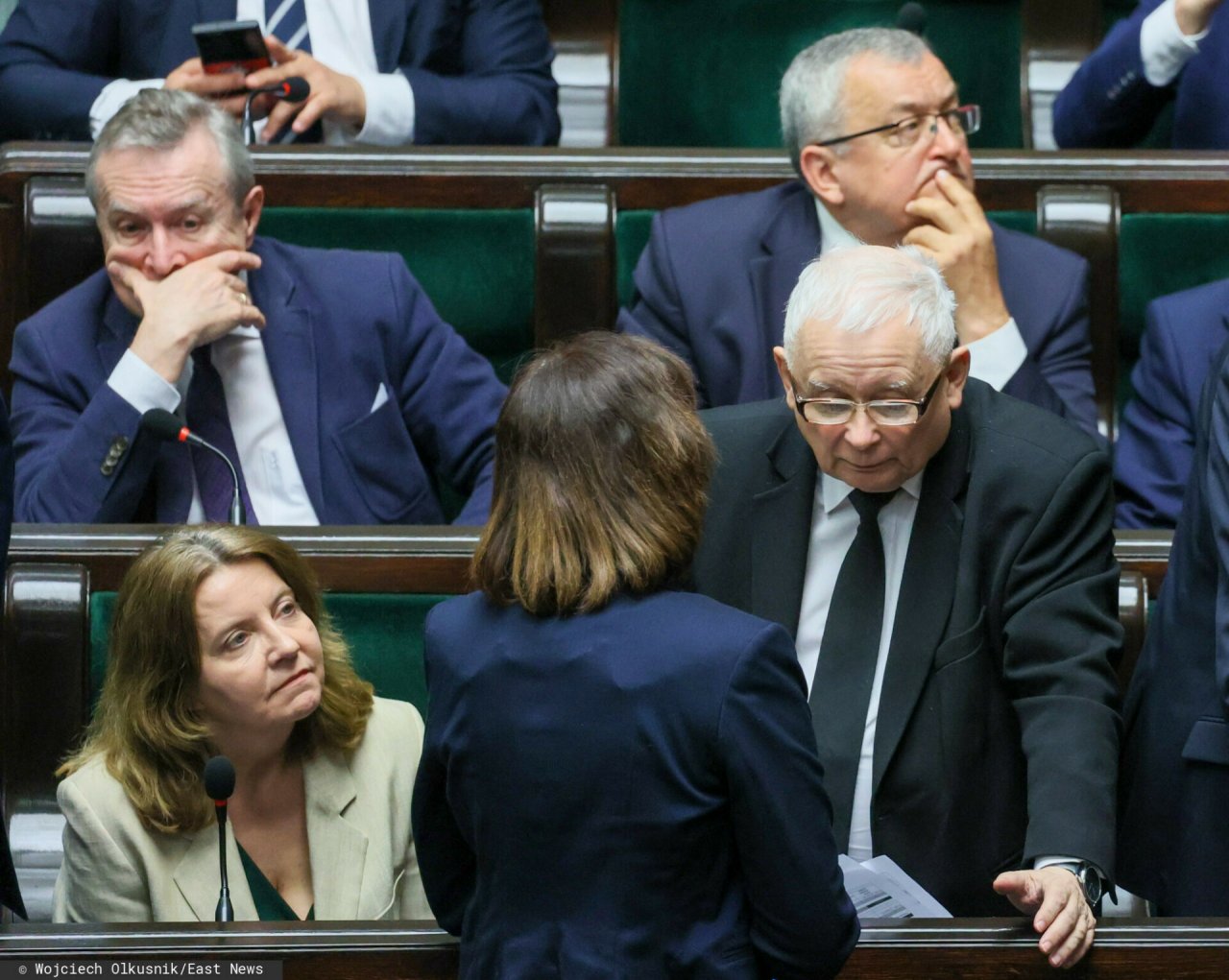 Jarosław Kaczyński w okularach i garniturze