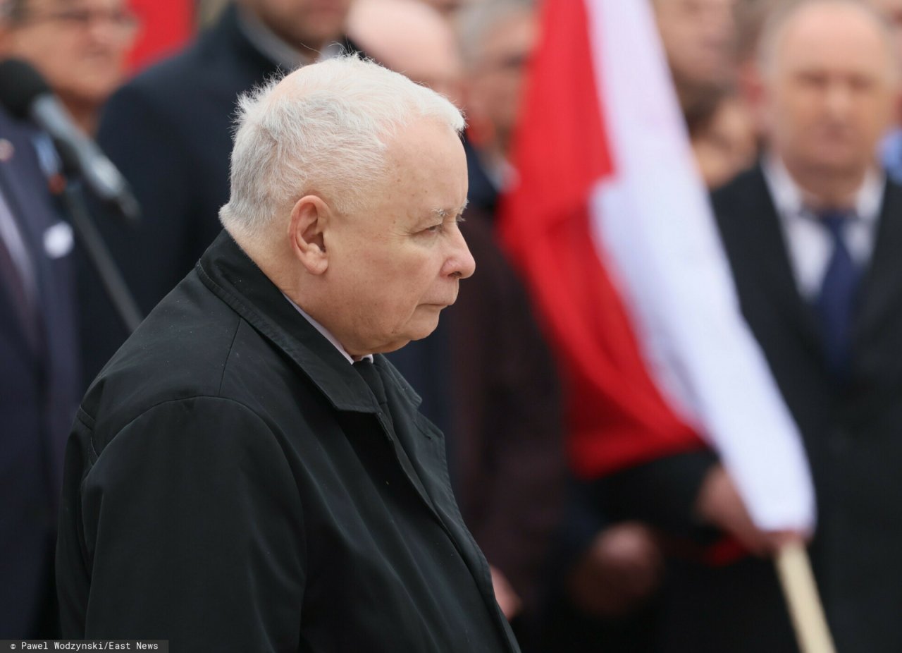 Jarosław Kaczyński w płaszczu
