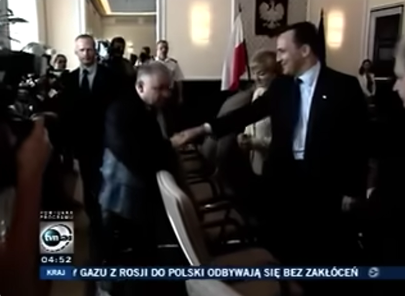 Jarosław Kaczyński całuje w rękę Radosława Sikorskiego