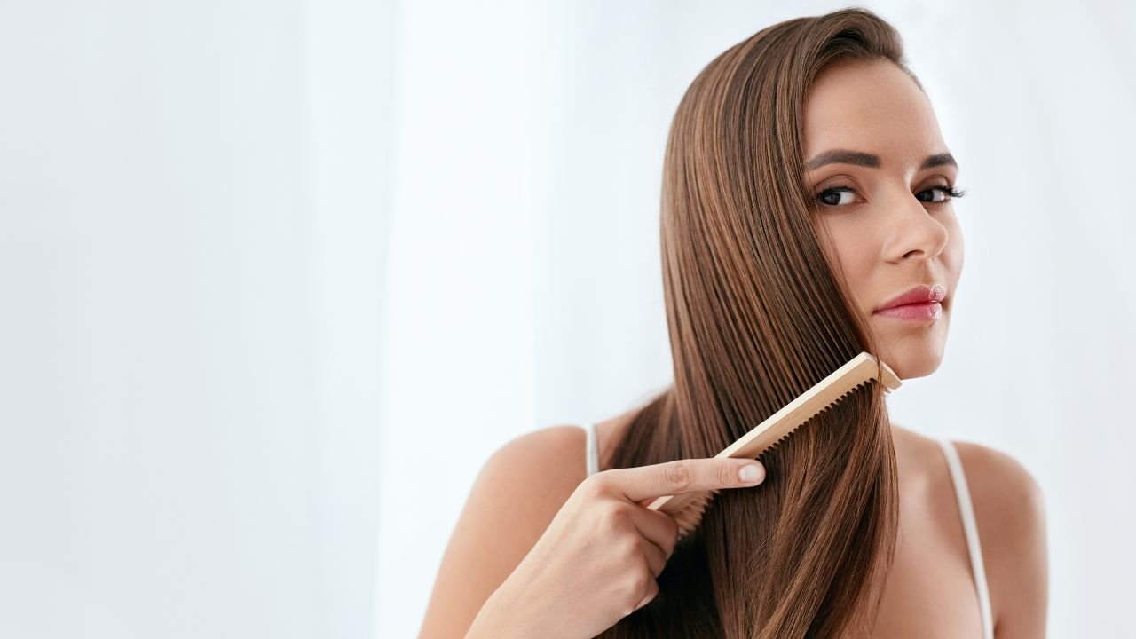 5 sposobów na przetłuszczające się włosy. Skuteczne zasady pielęgnacji