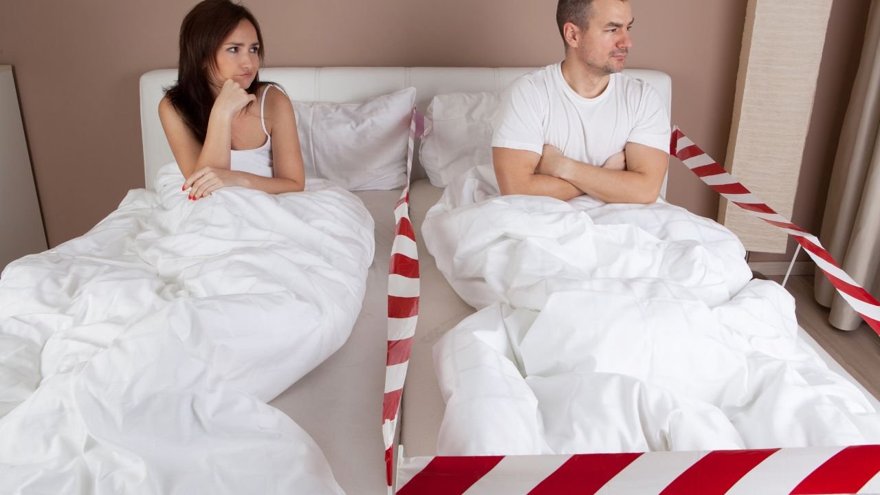 "Mąż nie chce spać ze mną w jednym łóżku. Czy to normalne?"