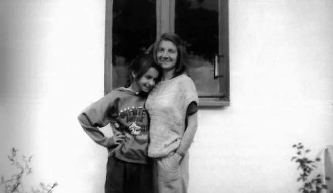 Marta i Maria Kaczyńskie na czarno-białym zdjęciu