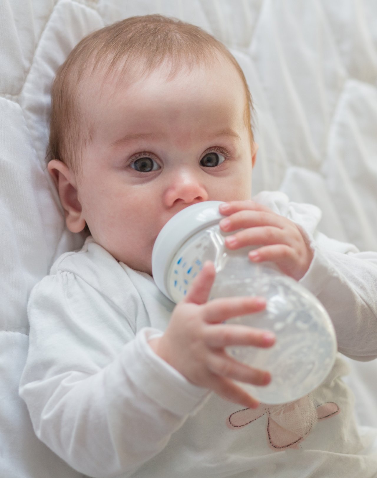 Dziecko pijące mleko modyfikowane z butelki