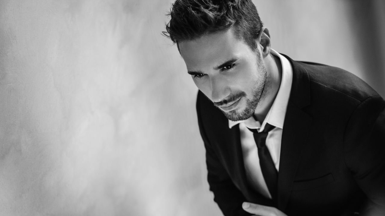 Przystojny mężczyzna w garniturze