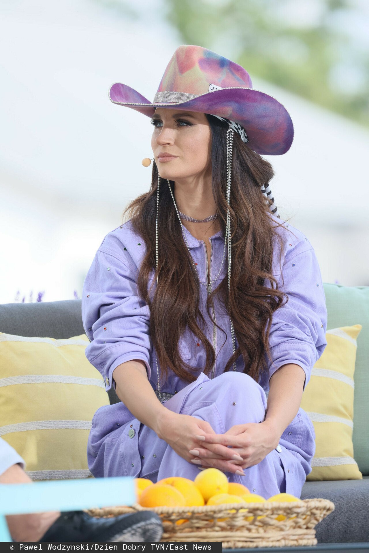 Sylwia Grzeszczak w fioletowej bluzie i kowbojskim kapeluszu w Dzień Dobry TVN