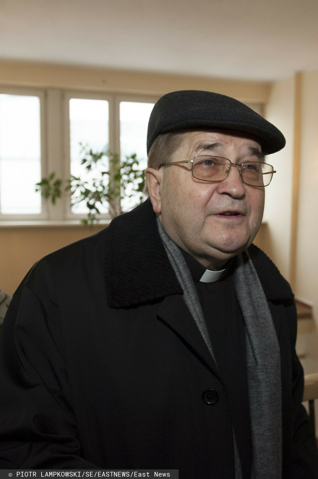 Tadeusz Rydzyk w kaszkiecie, szaliku i okularach