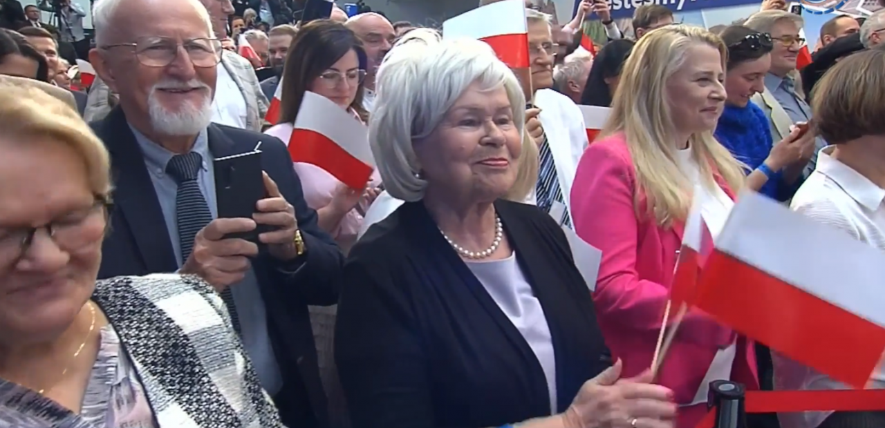 Teresa Mioduszewska w czarnej marynarce i z perłami, sztab wyborczy po wyborach samorządowych